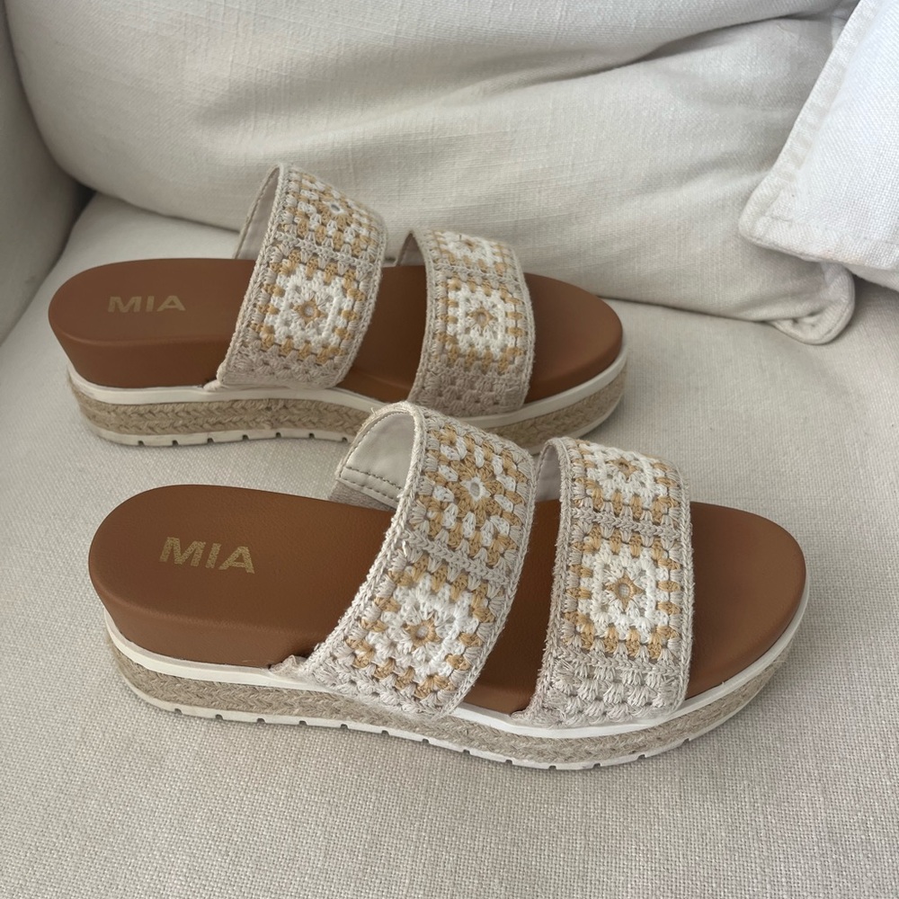 ❌SOLD❌MIA Woven Tan and Cream Slide Sandals